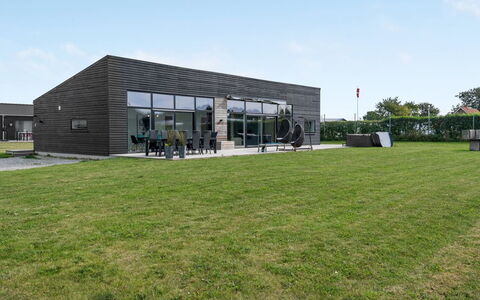 Nimrod - 300M from the Sea: Flooring, Muur, Verdieping, Interieur Ontwerp, Hout, Plafond, Houten Vloer, Verlichting, Meubilair, Laminaatvloer