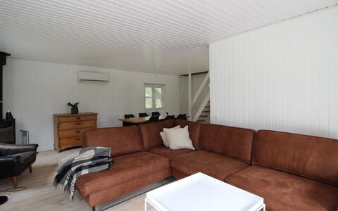 Annlouise - 300M from the Sea: Bankstel, Muur, Flooring, Hout, Verdieping, Interieur Ontwerp, Woonkamer, Meubilair, Plafond