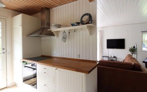 Annlouise - 300M from the Sea: Flooring, Hout, Verdieping, Interieur Ontwerp, Meubilair, Cabinetry, Countertop, Keuken, Plafond, Beits