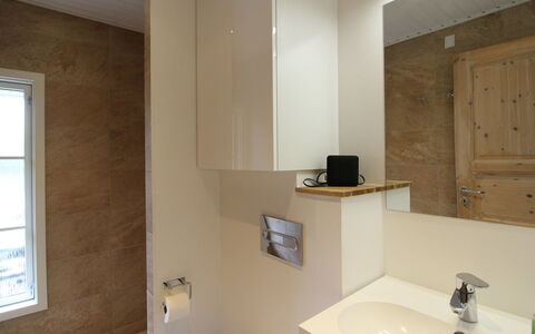 Annlouise - 300M from the Sea: Wastafel In De Badkamer, Flooring, Loodgieterswerkinrichting, Muur, Interieur Ontwerp, Wastafel, Verdieping, Badkamer, Hout, Kraan