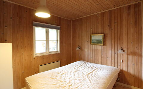 Annlouise - 300M from the Sea: Flooring, Verdieping, Muur, Hout, Interieur Ontwerp, Slaapkamer, Plafond, Bed, Kamer, Houten Vloer