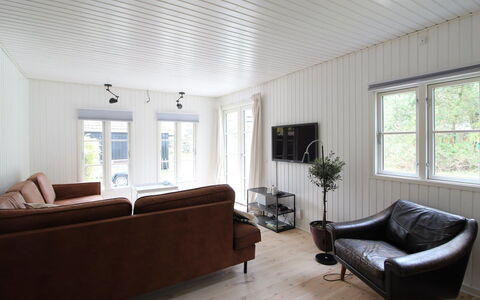 Annlouise - 300M from the Sea: Hout, Interieur Ontwerp, Flooring, Bankstel, Woonkamer, Huis, Verdieping, Plafond, Meubilair, Houten Vloer