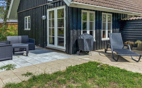 Annlouise - 300M from the Sea: Verblijf, Huis, Huis, Siding, Schaduw, Gazon, Veranda, Tuin, Garden Gebouwen, Werf