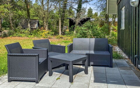 Annlouise - 300M from the Sea: Buitenmeubels, Tuin, Flagstone, Kamerplant, Bloempot, Patio, Werf, Backyard, Outdoor Structuur, Armleuning