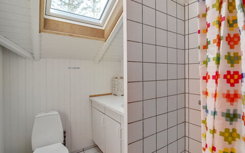 Frandsine - 800M from the Sea: Flooring, Muur, Interieur Ontwerp, Verdieping, Loodgieterswerkinrichting, Hout, Plafond, Badkamer, Kamer, Loodgieter