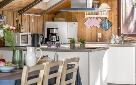 Frandsine - 800M from the Sea: Keuken, Toestel Van De Keuken, Meubilair, Countertop, Interieur Ontwerp, Major Appliance, Hout, Flooring, Plafond, Cabinetry