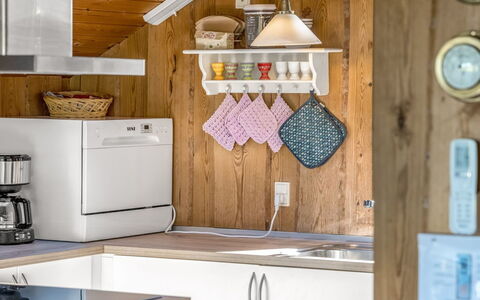 Frandsine - 800M from the Sea: Keuken, Hout, Toestel Van De Keuken, Interieur Ontwerp, Major Appliance, Countertop, Meubilair, Flooring, Kamer, Huis