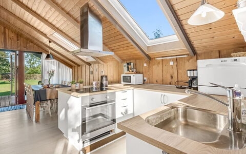 Frandsine - 800M from the Sea: Hout, Plafond, Keuken, Interieur Ontwerp, Huis, Countertop, Major Appliance, Loodgieterswerkinrichting, Kamer, Zolder