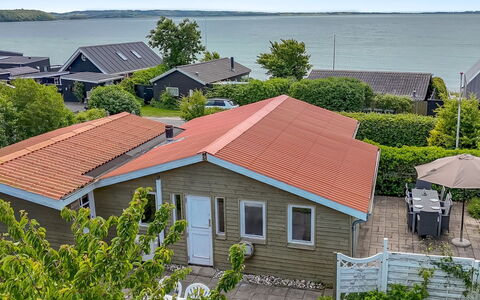 Eilke - 50M from the Sea: Verblijf, Huis, Huis, Dak, Veranda, Landgoed, Siding, Garden Gebouwen, Boerderij, Werf