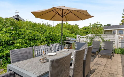 Eilke - 50M from the Sea: Verblijf, Huis, Huis, Dak, Veranda, Landgoed, Siding, Garden Gebouwen, Boerderij, Werf