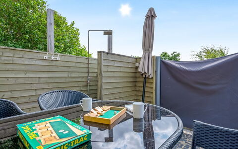 Eilke - 50M from the Sea: Verblijf, Huis, Huis, Dak, Veranda, Landgoed, Siding, Garden Gebouwen, Boerderij, Werf
