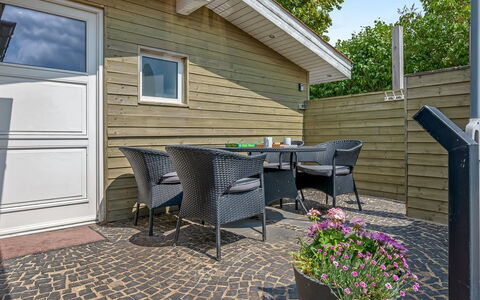 Eilke - 50M from the Sea: Verblijf, Huis, Huis, Dak, Veranda, Landgoed, Siding, Garden Gebouwen, Boerderij, Werf