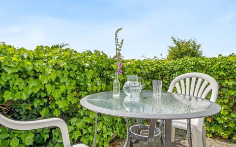 Eilke - 50M from the Sea: Verblijf, Huis, Huis, Dak, Veranda, Landgoed, Siding, Garden Gebouwen, Boerderij, Werf