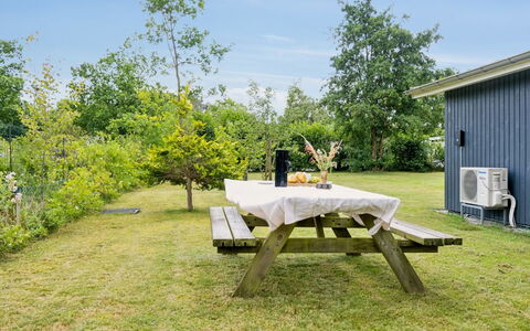 Hanne - 300M from the Sea: Dak, Huis, Huis, Verblijf, Siding, Landgoed, Oprit, Garden Gebouwen, Werf, Schuur
