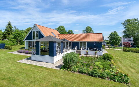 Edvia - 700M to the Fjord: Huis, Dak, Huis, Verblijf, Landgoed, Gazon, Boerderij, Schaduw, Tuin, Landscaping