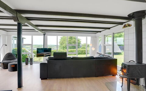Edvia - 700M to the Fjord: Meubilair, Interieur Ontwerp, Flooring, Verdieping, Plafond, Hout, Verlichting, Bankstel, Kamer, Woonkamer