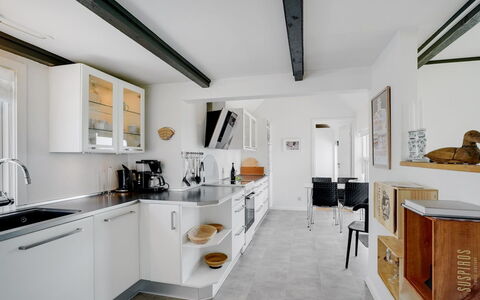 Edvia - 700M to the Fjord: Keuken, Interieur Ontwerp, Countertop, Flooring, Meubilair, Plafond, Cabinetry, Toestel Van De Keuken, Verdieping, Lichte Inrichting