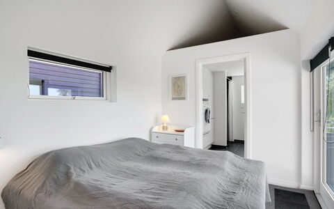 Edvia - 700M to the Fjord: Plafond, Interieur Ontwerp, Huis, Verdieping, Kamer, Slaapkamer, Daylighting, Lichte Inrichting, Bed