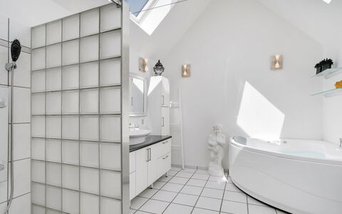 Edvia - 700M to the Fjord: Interieur Ontwerp, Loodgieterswerkinrichting, Flooring, Plafond, Bad, Verdieping, Badkamer, Kraan, Loodgieter, Kamer