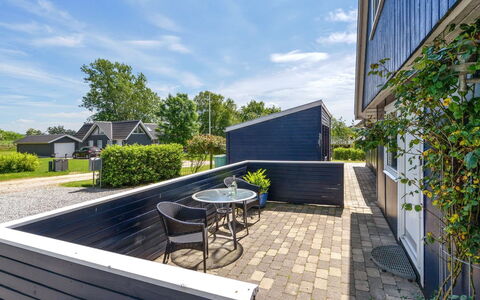 Edvia - 700M to the Fjord: Huis, Tuin, Verblijf, Schaduw, Landscaping, Siding, Landgoed, Gazon, Werf, Gang