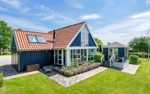 Edvia - 700M to the Fjord: Blauw, Huis, Dak, Huis, Woongebied, Architectuur, Verblijf, Landgoed, Gazon, Tuin