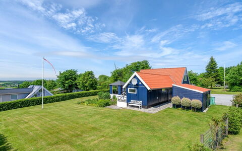 Edvia - 700M to the Fjord: Blauw, Huis, Huis, Verblijf, Dak, Landgoed, Gazon, Boerderij, Tuin, Landscaping