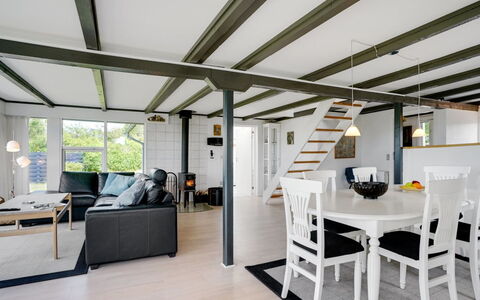 Edvia - 700M to the Fjord: Plafond, Flooring, Interieur Ontwerp, Verdieping, Houten Vloer, Meubilair, Hardwood, Stoel, Keuken En Eettafel, Woonkamer