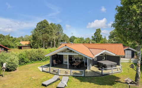 Waltraud - 500M from the Sea: Hout, Dak, Huis, Huis, Architectuur, Siding, Land Lot, Verblijf, Schuur, Garden Gebouwen