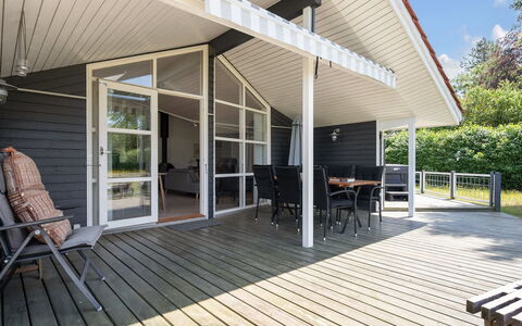 Waltraud - 500M from the Sea: Hout, Dak, Huis, Huis, Architectuur, Siding, Land Lot, Verblijf, Schuur, Garden Gebouwen