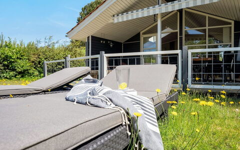 Waltraud - 500M from the Sea: Hout, Dak, Huis, Huis, Architectuur, Siding, Land Lot, Verblijf, Schuur, Garden Gebouwen