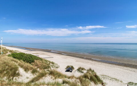 Edmer - 50M from the Sea: Dak, Huis, Huis, Verblijf, Siding, Landgoed, Oprit, Garden Gebouwen, Werf, Schuur