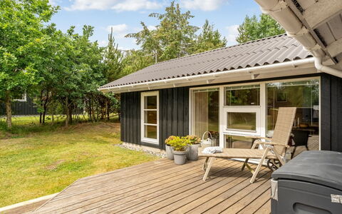 Arwed - from the Sea: Dak, Huis, Huis, Verblijf, Siding, Landgoed, Oprit, Garden Gebouwen, Werf, Schuur
