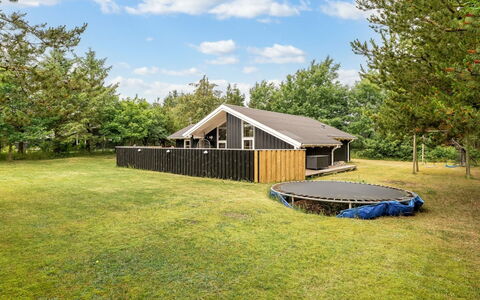Arwed - from the Sea: Dak, Huis, Huis, Verblijf, Siding, Landgoed, Oprit, Garden Gebouwen, Werf, Schuur