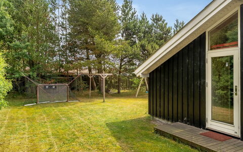 Arwed - from the Sea: Dak, Huis, Huis, Verblijf, Siding, Landgoed, Oprit, Garden Gebouwen, Werf, Schuur