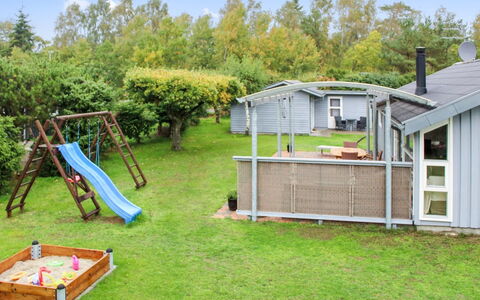 Albertina - 200M from the Sea: Dak, Huis, Huis, Verblijf, Deur, Siding, Dek, Veranda, Plank, Hardwood