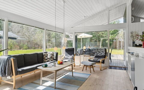 Aleia - 1.6Km from the Sea: Hout, Flooring, Meubilair, Houten Vloer, Verdieping, Woonkamer, Stoel, Bankstel, Hardwood