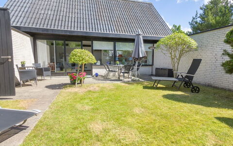 Enya - 600M from the Sea: Woongebied, Dak, Voorstad, Oprit, Landgoed, Schoorsteen