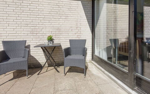 Enya - 600M from the Sea: Woongebied, Dak, Voorstad, Oprit, Landgoed, Schoorsteen
