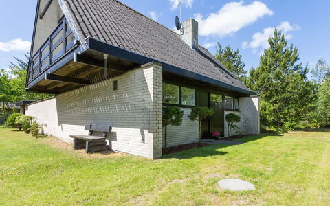 Enya - 600M from the Sea: Woongebied, Dak, Voorstad, Oprit, Landgoed, Schoorsteen