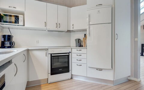 Selver - 250M from the Sea: Toestel Van De Keuken, Keuken, Major Appliance, Countertop, Cabinetry, Flooring, Interieur Ontwerp, Hout, Huishoudapparatuur, Verdieping