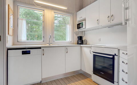 Selver - 250M from the Sea: Hout, Flooring, Plafond, Interieur Ontwerp, Major Appliance, Keuken, Verdieping, Toestel Van De Keuken, Huis, Kamer