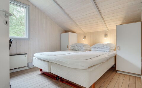 Selver - 250M from the Sea: Hout, Interieur Ontwerp, Flooring, Slaapkamer, Verdieping, Plafond, Bed, Kamer, Meubilair, Laken