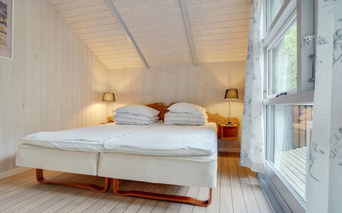 Selver - 250M from the Sea: Interieur Ontwerp, Flooring, Hout, Verdieping, Meubilair, Plafond, Verlichting, Kamer, Slaapkamer, Bed