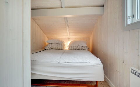 Selver - 250M from the Sea: Flooring, Verdieping, Hout, Interieur Ontwerp, Slaapkamer, Plafond, Meubilair, Kamer, Bed, Laken