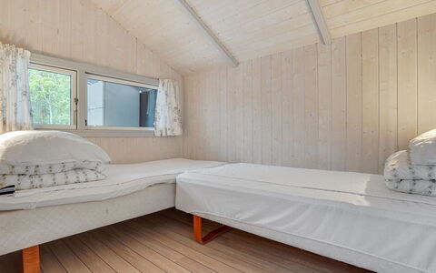 Selver - 250M from the Sea: Hout, Flooring, Verdieping, Slaapkamer, Interieur Ontwerp, Plafond, Bed, Meubilair, Kamer, Hardwood