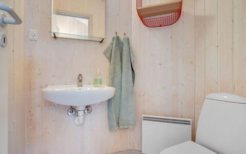 Selver - 250M from the Sea: Muur, Flooring, Loodgieterswerkinrichting, Hout, Verdieping, Interieur Ontwerp, Wastafel, Wastafel In De Badkamer, Badkamer, Kamer