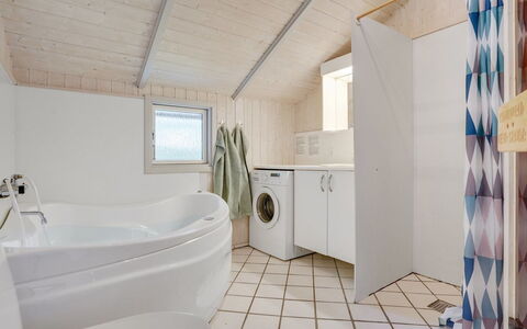 Selver - 250M from the Sea: Dak, Huis, Huis, Verblijf, Siding, Landgoed, Oprit, Garden Gebouwen, Werf, Schuur