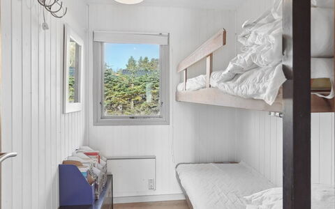 Tarja - 150M from the Sea: Hout, Slaapkamer, Verdieping, Huis, Bed, Plafond, Bed Frame, Bedding, Stapelbed, Laken