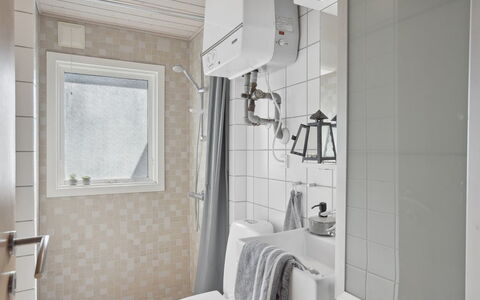 Tarja - 150M from the Sea: Muur, Badkamer, Loodgieterswerkinrichting, Interieur Ontwerp, Flooring, Verdieping, Toilet, Loodgieter, Kamer, Wastafel