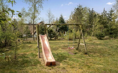 Tarja - 150M from the Sea: Hout, Dia Van De Speelplaats, Speeltoestel, Tuin, Chute, Backyard, Gazon, Landscaping, Werf, Schaduw